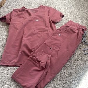 Figs Xxsmall but they run big so it fits like a regular small!